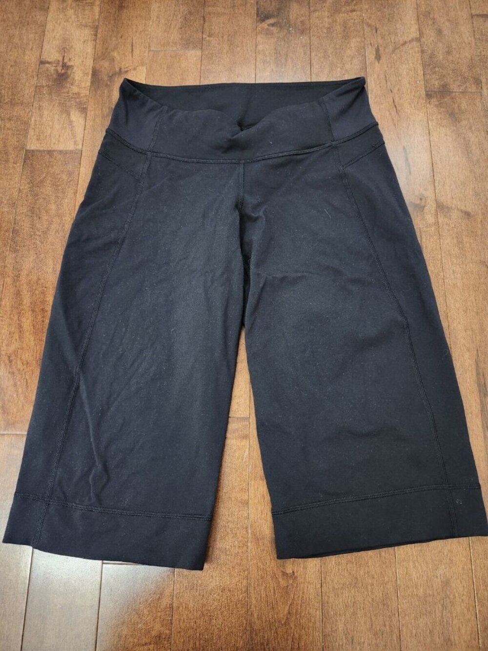 Lululemon women's black wide leg capri leggings in size 8